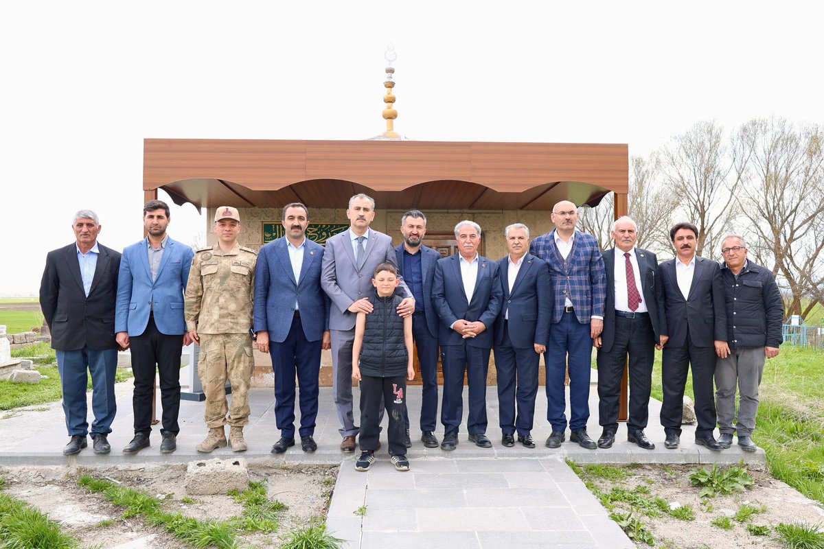 Dtilhamiyildiz's tweet photo. Valimiz Sayın Önder Bozkurt ile birlikte Ziyaret Köyü (Feran)’da bulunan Şeyh Abdülbari Türbesi’ni ziyaret ettik.

Manevi atmosferiyle gönüllere huzur veren bu anlamlı mekânda dualarımızı ettik, köklü tarihimizin ve değerlerimizin izinde bir araya geldik.

Rabbim birlik ve beraberliğimizi daim eylesin.