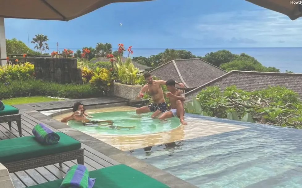 GayVoyageur's tweet image. Hi guys! Tu rêves de Bali? 🧜‍♂️ J'ai une expérience pour toi! 🥥 Dace et Max t'accueillent dans leur magnifique villa exclusivement gay et naturiste au Everything To Sea. 🧔🏻‍♂️

🏳️‍🌈🛎 Book now : gayvoyageur.com/etablissement/…

#gayvoyageur #gaytravel #bali @everythingtosea @Everything2SeaX