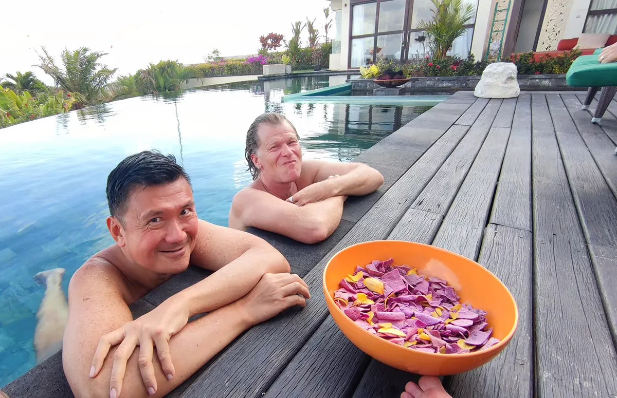 GayVoyageur's tweet image. Hi guys! Tu rêves de Bali? 🧜‍♂️ J'ai une expérience pour toi! 🥥 Dace et Max t'accueillent dans leur magnifique villa exclusivement gay et naturiste au Everything To Sea. 🧔🏻‍♂️

🏳️‍🌈🛎 Book now : gayvoyageur.com/etablissement/…

#gayvoyageur #gaytravel #bali @everythingtosea @Everything2SeaX