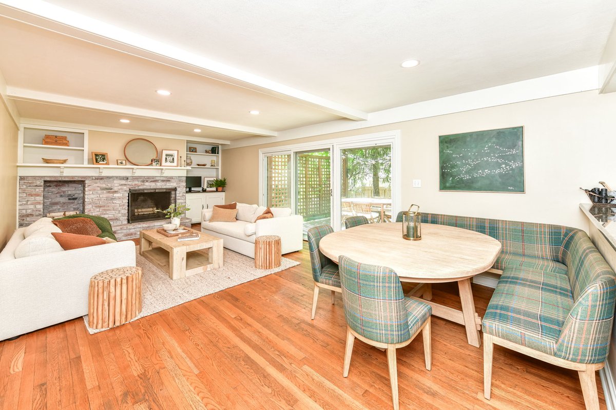bradgough's tweet photo. This east Carmel beauty in popular Brookshire North hits the market on Sunday. $599,900

More info and all photos at:

https://t.co/zv7HmHNqk5 

#bradgoughrealtor #carmelrealestate https://t.co/nZmPwHPy0S