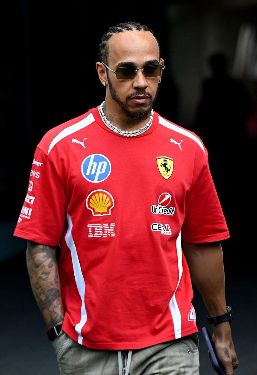 GazzettaFerrari's tweet photo. LEWIS HAMILTON HAS ARRIVED ❤️ https://t.co/oKAAMQ3aUU
