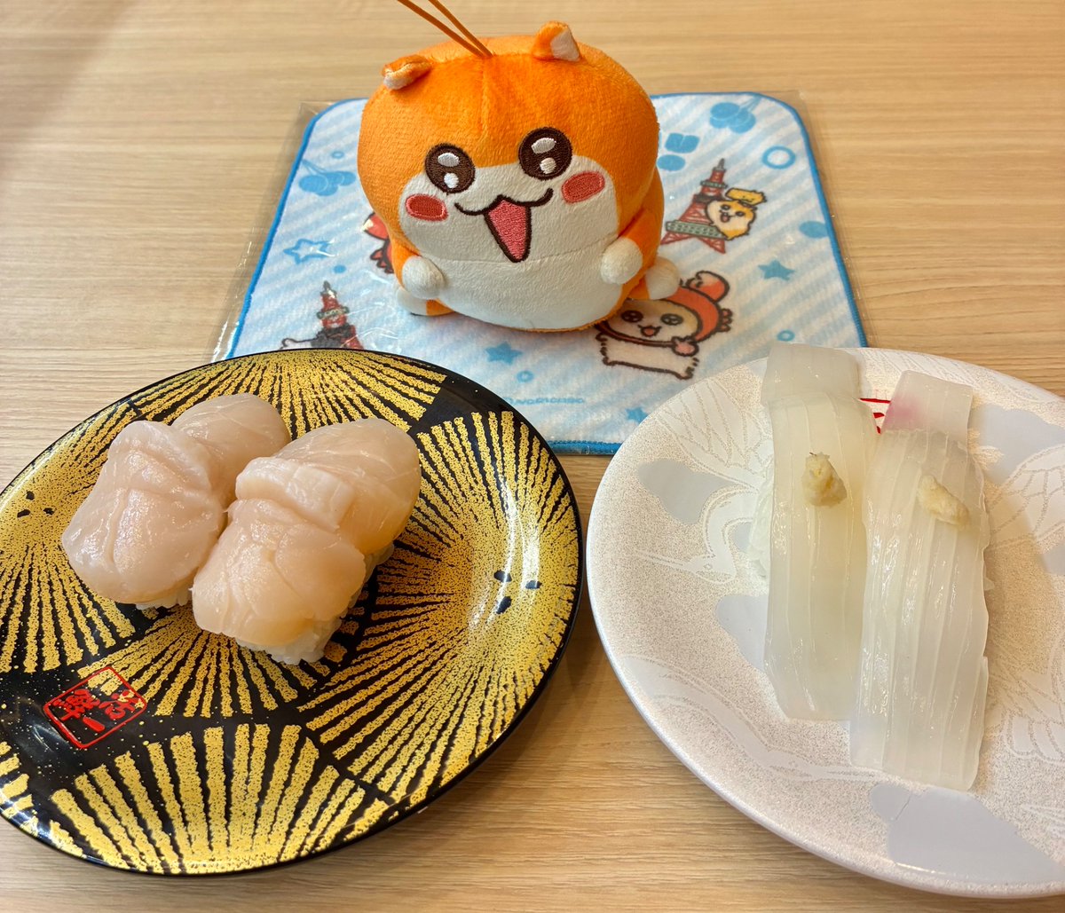 Pocoppi's tweet photo. クソハム、ゴージャス回転寿司だよ
ホタテは譲らないよ

#クソハムちゃん
#札幌 https://t.co/U02CszM9NT