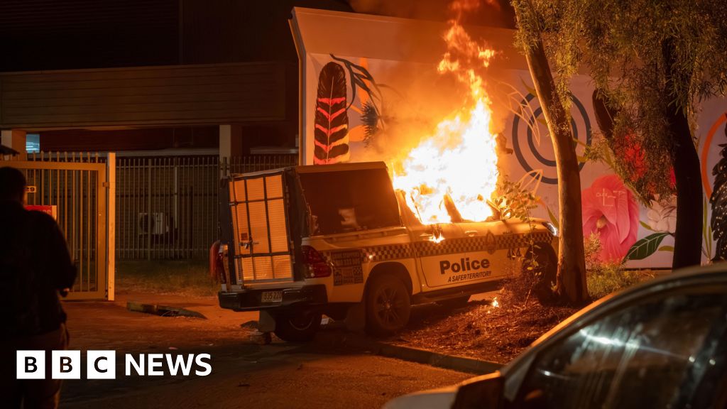Archange_Shadow's tweet image. Breaking: Violence erupts in Australian town outside hospital where man suspected of murdering five-year-old girl is being treated after his arrest. #Australia #Murder #Unrest