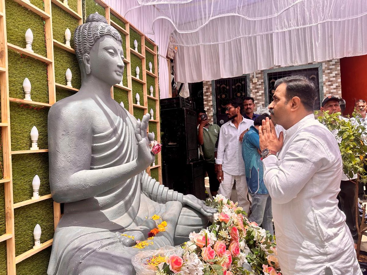 माझ्या प्रभाग क्रमांक १६४ मधील काजूपाडा येथील भीम गर्जना मित्र मंडळ आयोजित भगवान गौतम बुद्ध जयंती उत्सवाला भेट देऊन त्यांच्या प्रतिमेस पुष्पहार अर्पण करून अभिवादन केले.
तसेच उपस्थित नागरिक, कार्यकर्ते व मंडळाच्या पदाधिकाऱ्यांना बुद्ध जयंतीच्या शुभेच्छा दिल्या.
भगवान गौतम बुद्ध