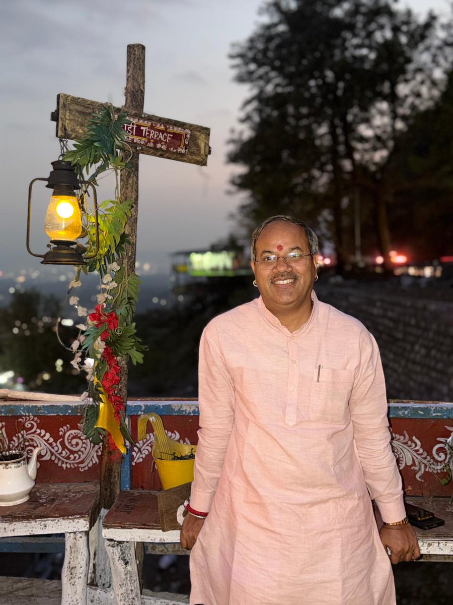 kaustubhabjp's tweet image. जीवन का आनंद प्रकृति की गोद में जितना मिलता है उतना कहीं महसूस नहीं होता।
हम सब प्रकृति से ही निर्मित है बल्कि यह कहें कि हम प्रकृति के ही अवशेष हैं।
वस्तुतः उद्देश्य तो प्रसन्नता और आनंद का  ही है,  और वो सबको भिन्न - भिन्न वस्तुओं और परिस्थितियों से प्राप्त है।
#reelsinstagram