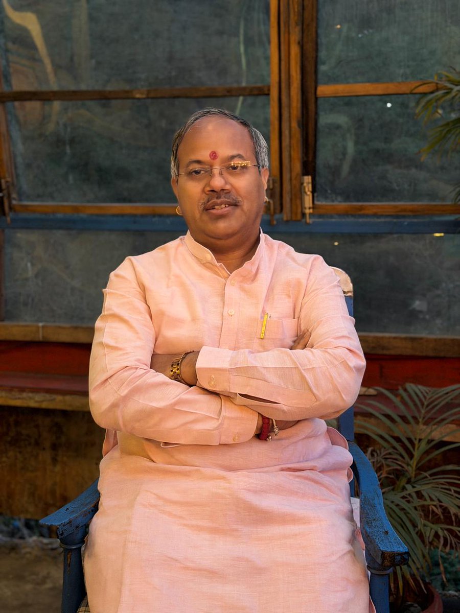 kaustubhabjp's tweet image. जीवन का आनंद प्रकृति की गोद में जितना मिलता है उतना कहीं महसूस नहीं होता।
हम सब प्रकृति से ही निर्मित है बल्कि यह कहें कि हम प्रकृति के ही अवशेष हैं।
वस्तुतः उद्देश्य तो प्रसन्नता और आनंद का  ही है,  और वो सबको भिन्न - भिन्न वस्तुओं और परिस्थितियों से प्राप्त है।
#reelsinstagram