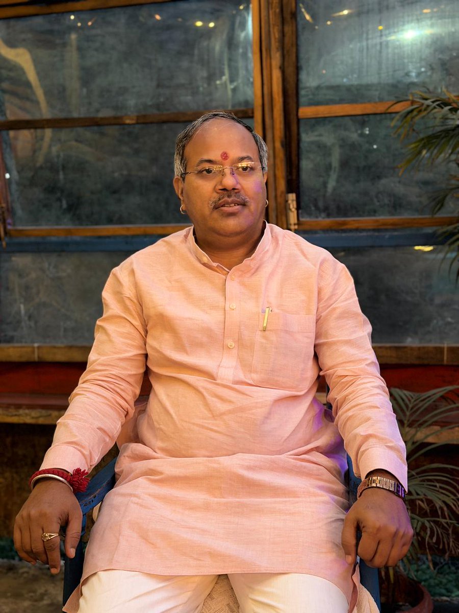 kaustubhabjp's tweet image. जीवन का आनंद प्रकृति की गोद में जितना मिलता है उतना कहीं महसूस नहीं होता।
हम सब प्रकृति से ही निर्मित है बल्कि यह कहें कि हम प्रकृति के ही अवशेष हैं।
वस्तुतः उद्देश्य तो प्रसन्नता और आनंद का  ही है,  और वो सबको भिन्न - भिन्न वस्तुओं और परिस्थितियों से प्राप्त है।
#reelsinstagram