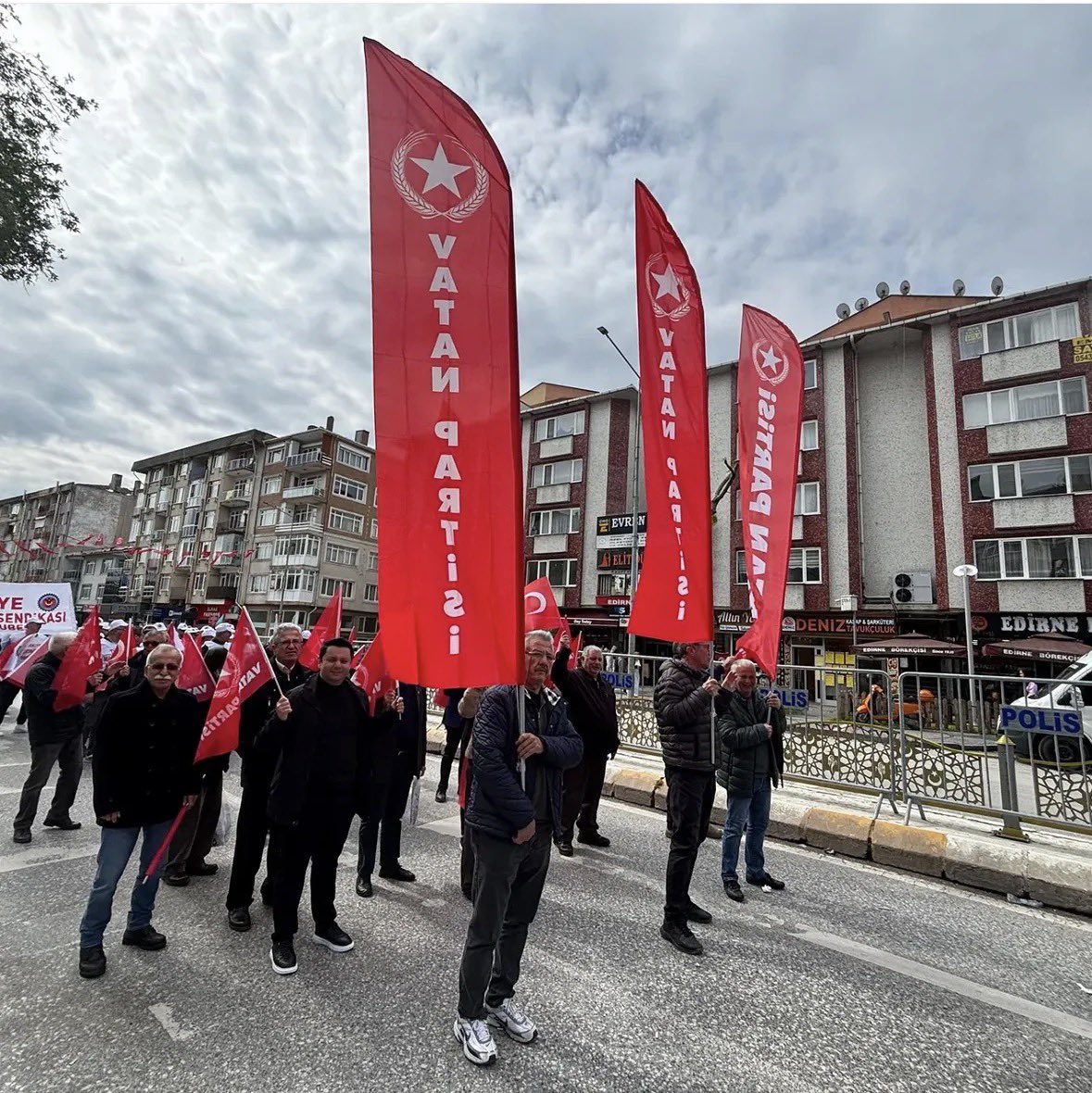 EdirneVatan's tweet photo. İşçi Sendika Bürosu Başkanımız Hüseyin KARANLIK’ın katılımıyla, Trakya Örgütleri olarak Türk-İş tarafından Edirne’de düzenlenen 1 Mayıs Mitingine katıldık. Üretenlerin Milli Hükümetini kuracağız.
YAŞASIN 1 MAYIS! https://t.co/QjLelxXpJy