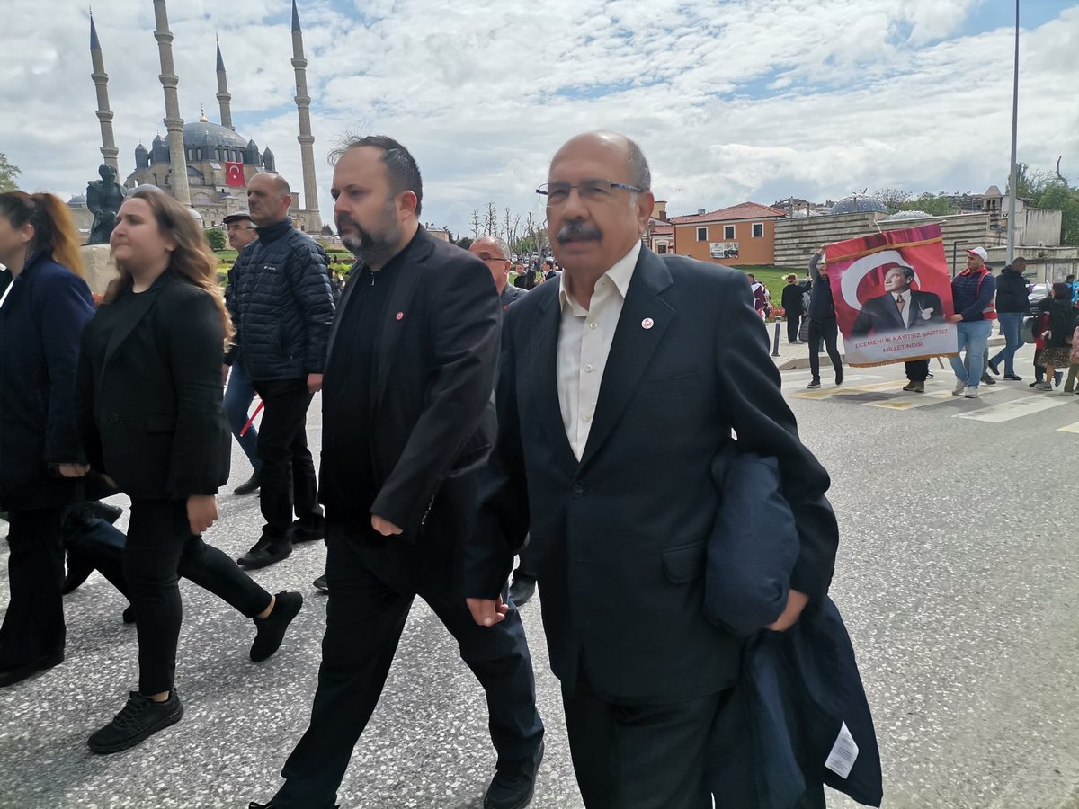 EdirneVatan's tweet photo. İşçi Sendika Bürosu Başkanımız Hüseyin KARANLIK’ın katılımıyla, Trakya Örgütleri olarak Türk-İş tarafından Edirne’de düzenlenen 1 Mayıs Mitingine katıldık. Üretenlerin Milli Hükümetini kuracağız.
YAŞASIN 1 MAYIS! https://t.co/QjLelxXpJy