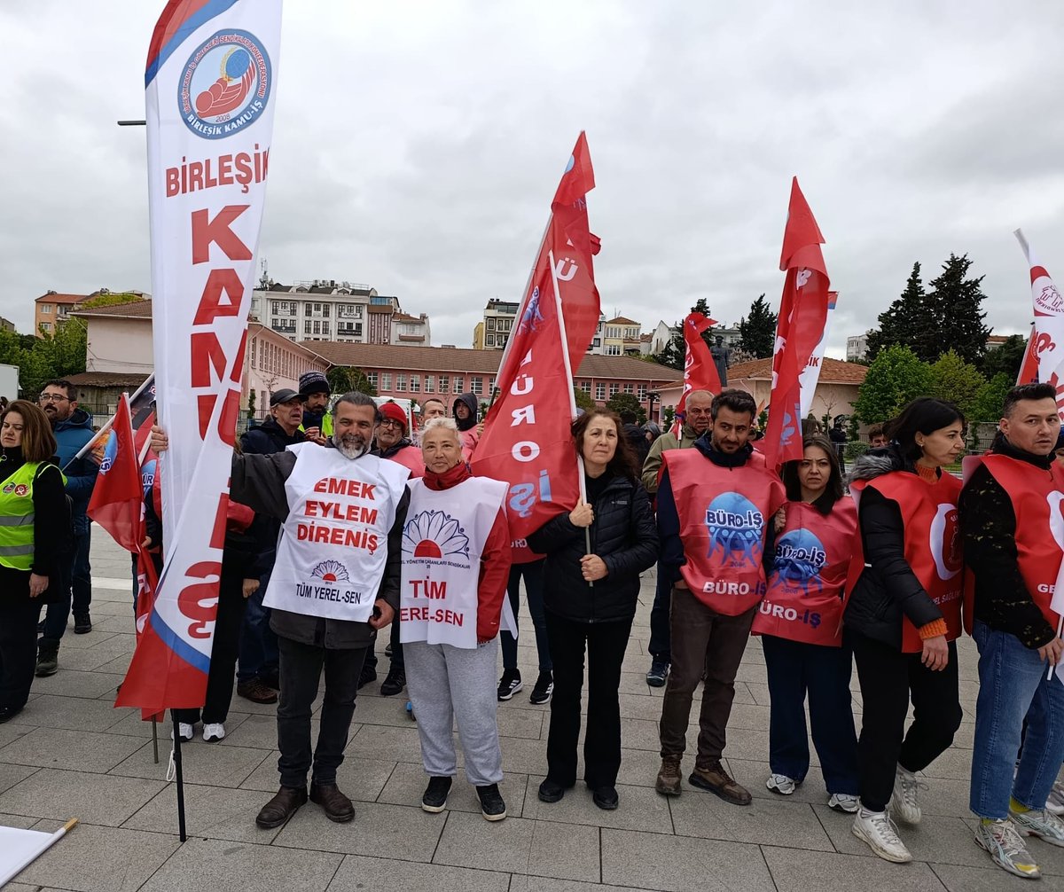 TumYerelSen17's tweet photo. Tüm Yerel-Sen Çanakkale Şubesi ve Kamu-İş bileşenleri olarak Cumhuriyet Meydanı’nda birlikteydik.Emeğin, dayanışmanın ve mücadelenin sesi olduk.
Hak,hukuk ve adalet taleplerimizi güçlü bir şekilde haykırdık.
Alanları dolduran emekçilerle omuz omuza yürüdük.
#TümYerelSenÇanakkale https://t.co/te8V5XWdHc