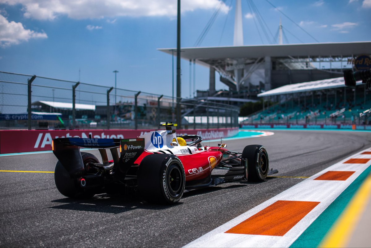 💥 Hamilton’dan Yeni SF-26’ya Dair İlk Cümleler Geldi.

👀 Lewis Hamilton uzun sürüş sonrası:

“Denge kötü hissettirmiyor. Daha önce de söylediğim gibi, 4. viraja girerken ön taraf hala biraz fazla güçlü. Genel olarak oldukça tutarlı.”