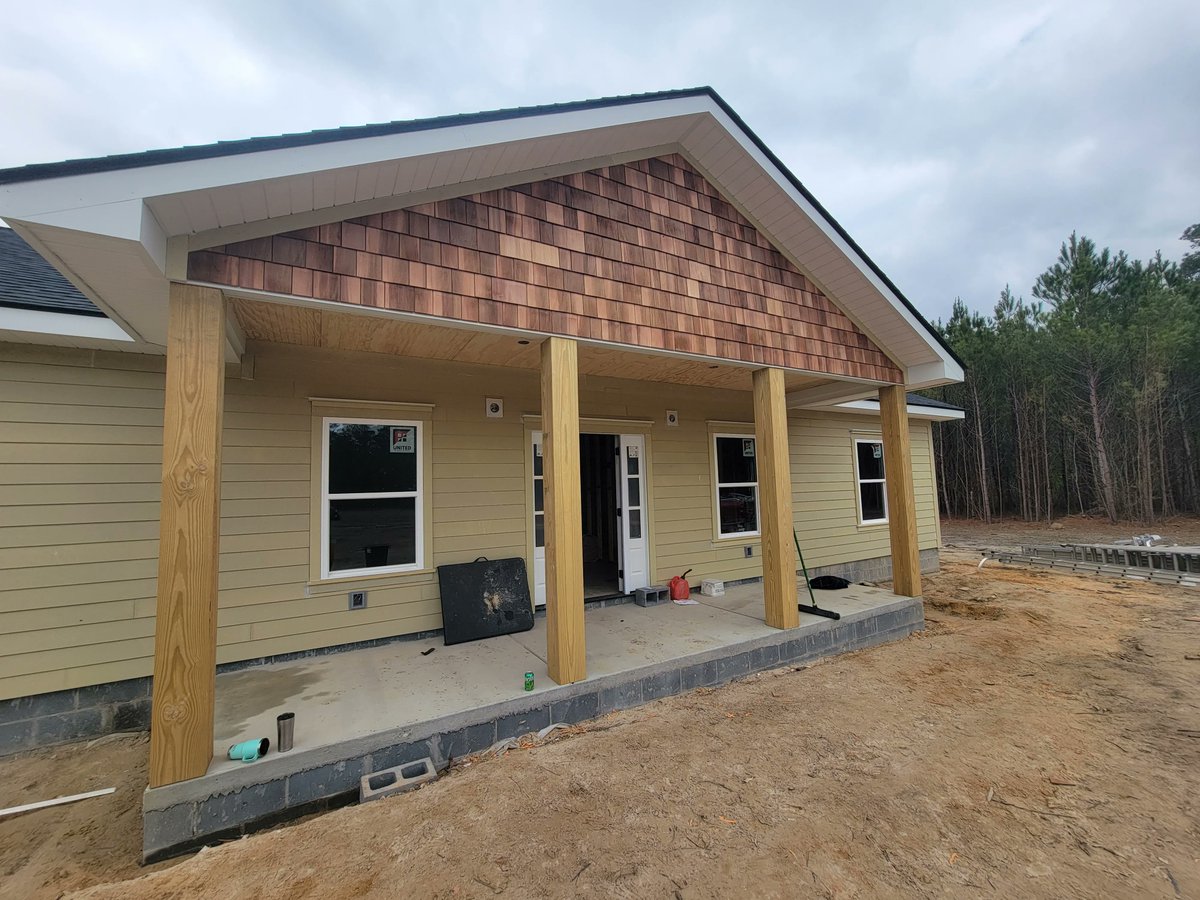 americancustout's tweet image. Charleston humidity doesn't negotiate—siding, trim, and paint all expand and fail faster near the coast. The real fix is moisture control—flashing, ventilation, drainage—not just repainting. americancustomexteriors.net/service-areas/ #HomeTips