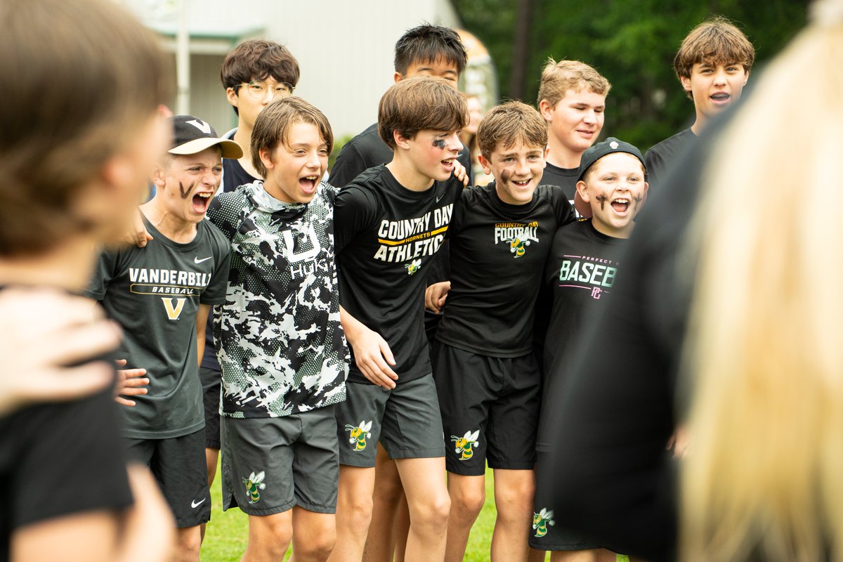 SCDS_Athletics's tweet photo. Tug of war, human foosball, and water balloons, oh my! Happy Green and Gold Day to all who celebrate 🙌

#middleschool #hornetpride #scdsathletics #savannahcountrydayschool #fieldday https://t.co/Qxt1tl6upK