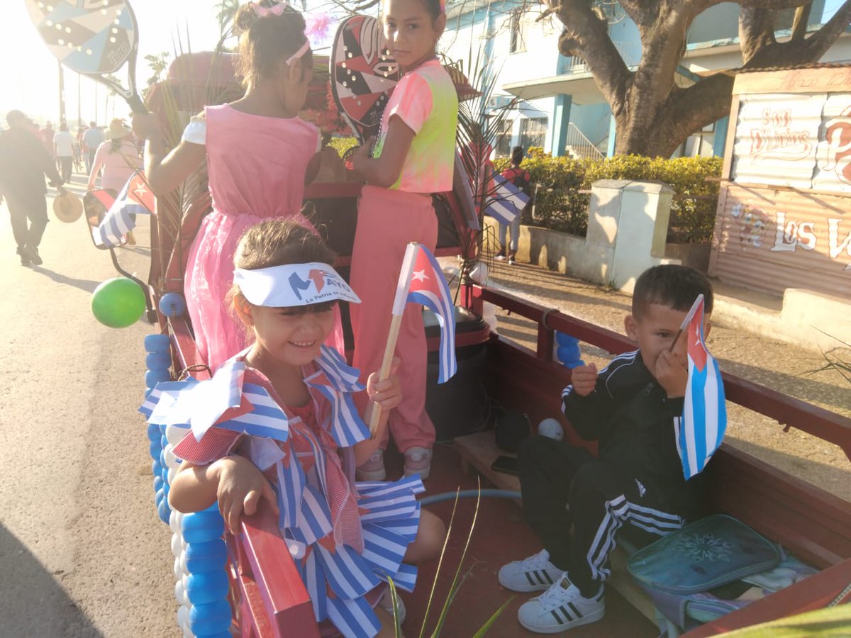 MirbelisCT's tweet photo. Ratificamos nuestro sistema social cubano. El pueblo celebra el día del proletariado. Felicidades a los trabajadores violeteños. #LatirAvileño  #CubaEstáFirme  #CubaEsRevolución @PartidoPCC @MtnezIc @MaraEle08350901 @neisa_morales https://t.co/ejYLdHkqBG