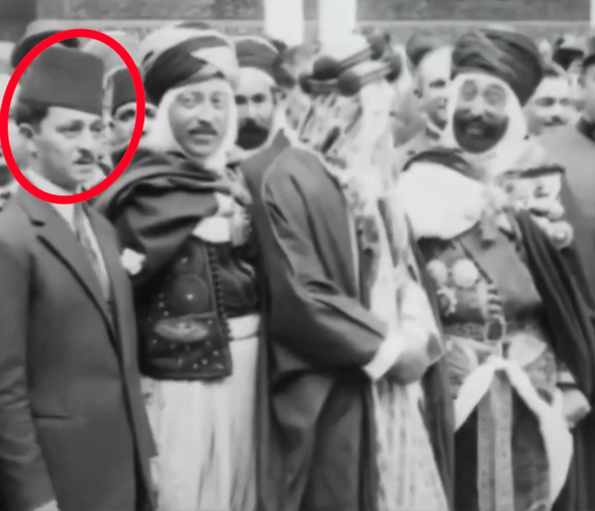 orhanovic5's tweet photo. @KitAjans Bu adam da Hitler'e benziyor. Bu nasıl bir ortam? 😂 https://t.co/wjuG8ExpL8