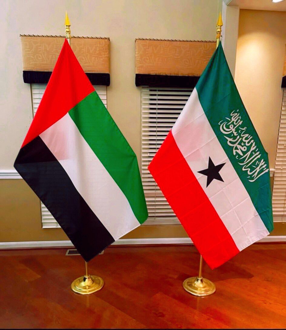 تسعى صوماليلاند والإمارات إلى اتباع سياسة من شأنها أن تجعل القرن الأفريقي قارة مزدهرة ومتناغمة. نعم هذا علم دارى ونعاهد الحكام والوطن صونه فرض ماينزل يأسى.✌️❤🇦🇪

تعيش صوماليلاند حرّة، شامخة بإرادة شعبها رغم أنف أعداء النجاح. ✍️ 

لحمدلله النصر يارب ✌️✌️مبروك الإمارات. ✍️