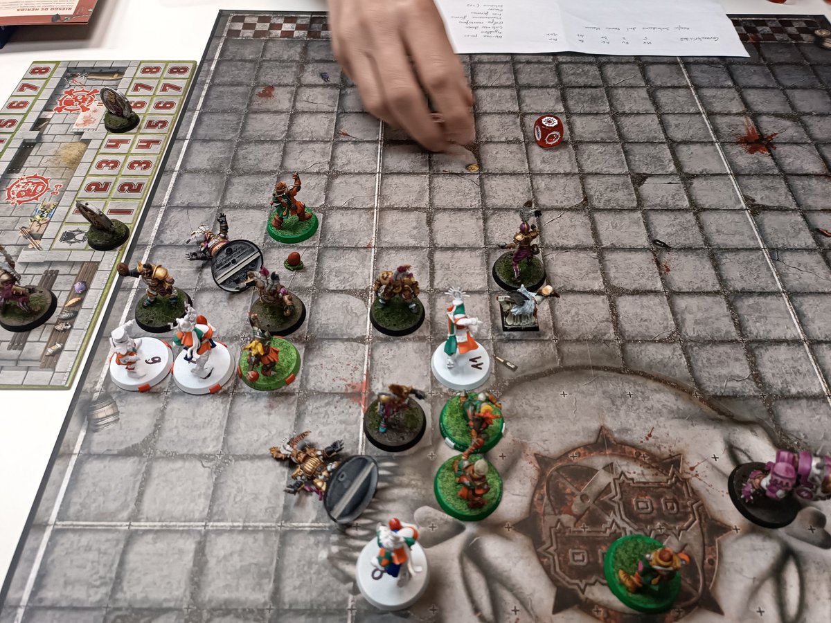 angry_maricorn's tweet image. #LaTurradelUni
#BloodBowl 
Pues partidazo entre mis bretonianos y los nobles imperiales con resultado de 2-2, escampá de dientes por doquier, y un noble criando malvas (literalmente). El partido con más ego y más snob de la liga Nexus (no hay altos elfos)