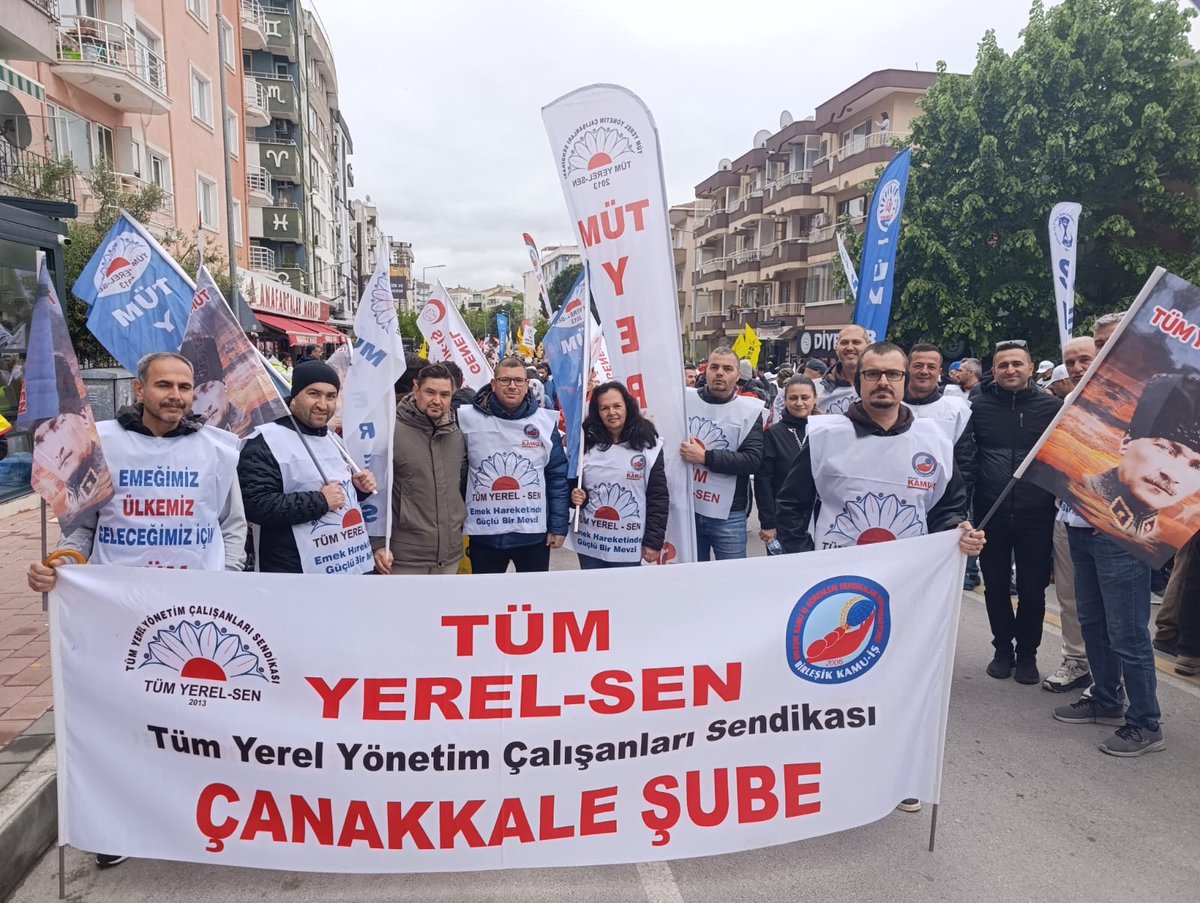 TumYerelSen17's tweet photo. Tüm Yerel-Sen Çanakkale Şubesi ve Kamu-İş bileşenleri olarak Cumhuriyet Meydanı’nda birlikteydik.Emeğin, dayanışmanın ve mücadelenin sesi olduk.
Hak,hukuk ve adalet taleplerimizi güçlü bir şekilde haykırdık.
Alanları dolduran emekçilerle omuz omuza yürüdük.
#TümYerelSenÇanakkale https://t.co/te8V5XWdHc