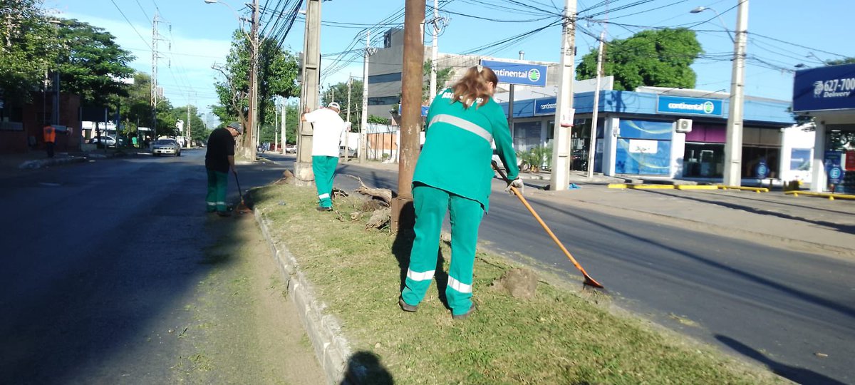 AsuncionMuni's tweet photo. ¡El trabajo por Asunción no se detiene! 

​En este #DíaDelTrabajador, nuestras cuadrillas de limpieza siguen desplegadas en diferentes puntos de la ciudad, para garantizar espacios limpios. Recordamos que el servicio de recolección de basura domicialiria también está activo. https://t.co/qXfkuyHwLn