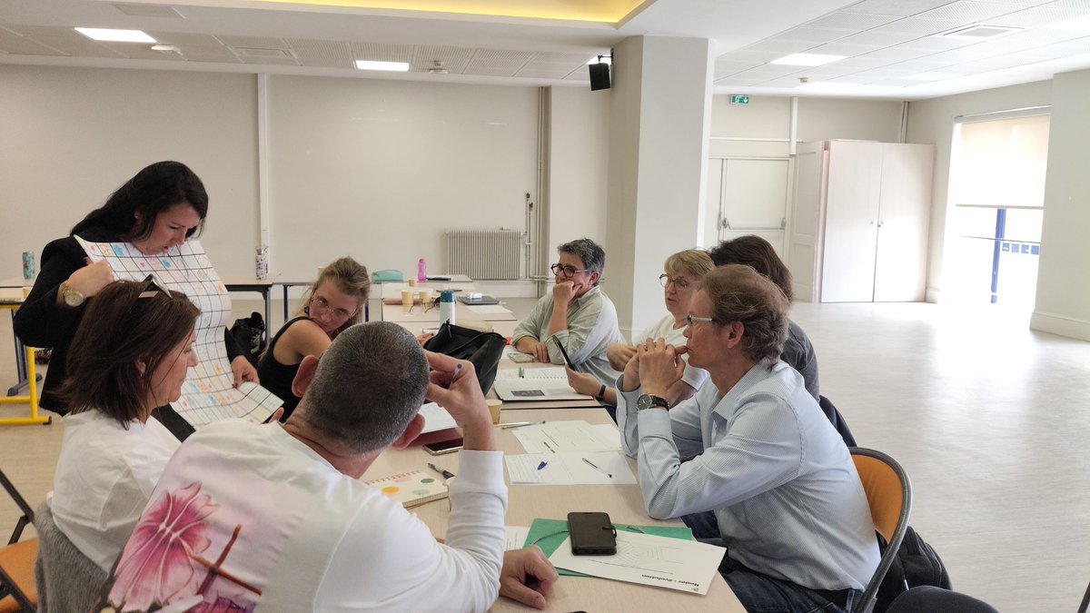 GuinnebertE's tweet photo. Dernier temps de formation au #labomathsDettloff avec des collègues engagés autour des patterns de la Ps à la terminale. Merci à eux pour leur participation, leurs retours d'expériences très riches, pour les projets inter degrés! Vive le plaisir de faire des maths autrement ! https://t.co/dvSlZSuQ0c