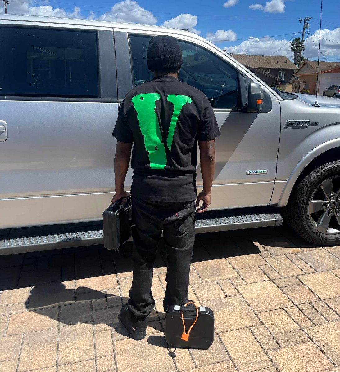 PaperChaseMatt's tweet photo. TWO PISTOLS ON ME TAKE SOME PICTURES WIT MY PHONE FLY SHOOTER NIGGA ROCKING SUPREME 501s VLONE 🍏🎶🔫🔫💸🎥🐍✝️ https://t.co/LchmJmEvZu