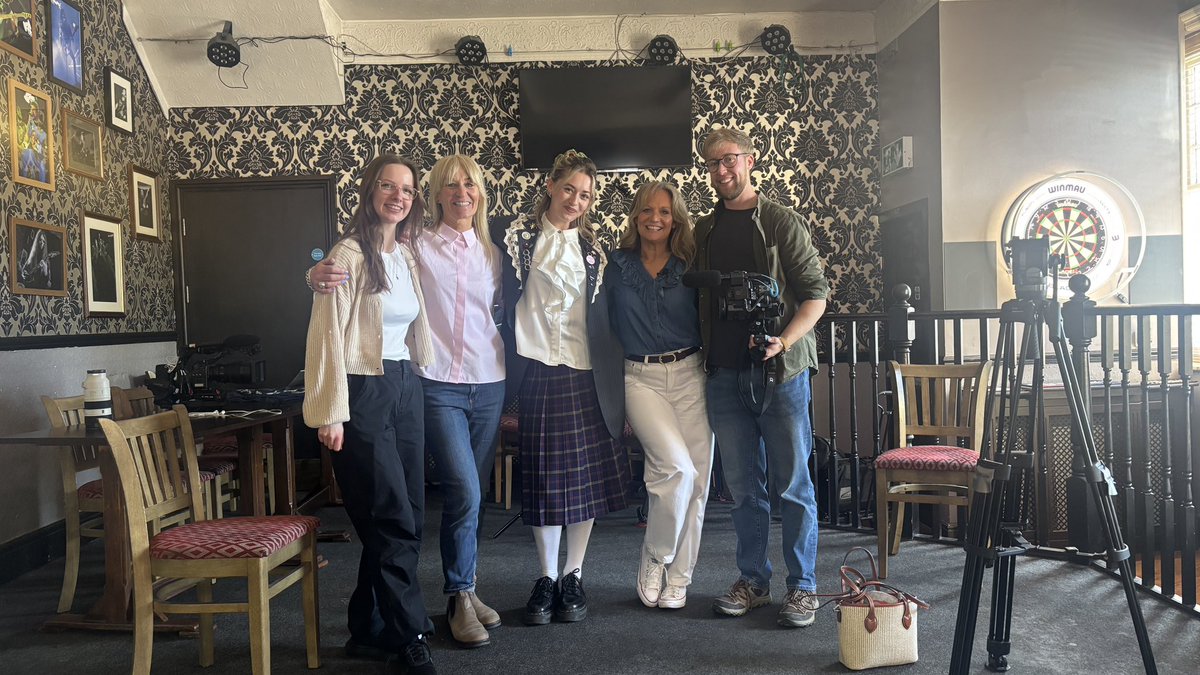 ElaineWITV's tweet image. @itsloismusic - singer songwriter from Morecambe with magnetism on stage. 
Latest #granadaintroducing tonight at 6. She’s calling for a rise in live gig fees which haven’t changed in decades. £50 is shocking. 😮 #teamlois #The Bobbin 🧵 Lancaster.