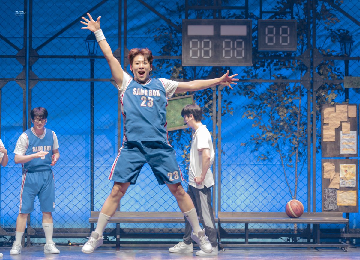 Allabout_pic's tweet photo. 260501 | 전설의 리틀 농구단 | ☀️ | 커튼콜

승우 役 조현우 배우님

-
나는 너의 조던- 🏀 https://t.co/vlGdQZGiTK