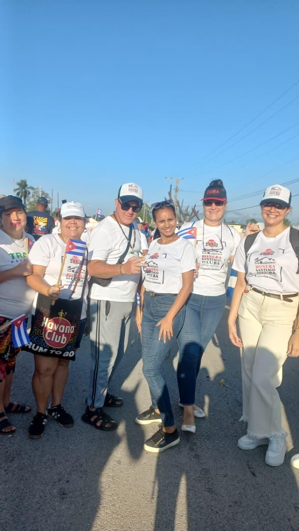 RoneraSdCuba's tweet photo. 1ro de Mayo. Desfile cumplido ✊🇨🇺 Equipo de Operaciones, hombro con hombro por la Plaza. La dignidad no desfila sola: la llevamos entre todos.

¡Presentes! 🔴🥃
#SantiagodeCuba
#UnidosXCubaRon https://t.co/AA1niCgLeZ