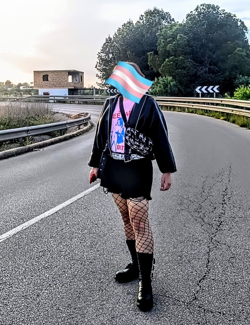 Leyrefree's tweet image. Cuando puedo simplemente ser yo me siento más feliz que nunca. 
Todavía queda mucho camino por recorrer, pero gracias a mis amigues sé que puedo, merezco y voy a vivir siendo quien soy y/o quien quiera ser 💖 #transIsBeautiful #transandproud