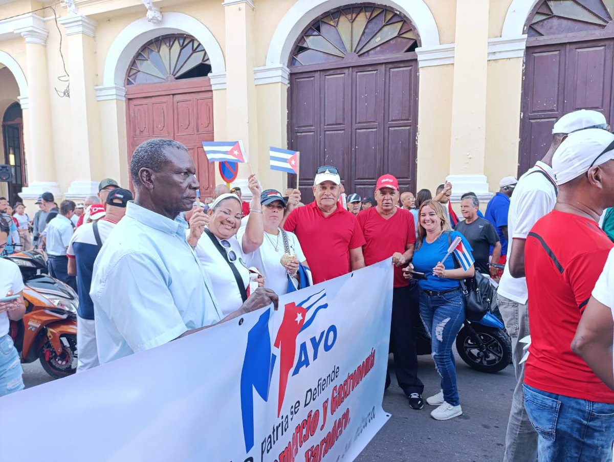 Cubacaterig's tweet photo. Cada plaza es una trinchera. Cada trabajador, un escudo.
Este 1ero de Mayo, #Cubacatering desfila por Cuba.
Porque la Patria no se negocia: #LaPatriaSeDefiende 🇨🇺 https://t.co/I0KXJEMYDX