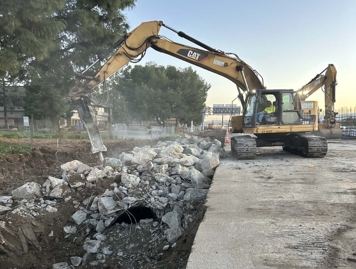 Coming Soon! Crews are expected to reconstruct the southbound SR-55 Dyer Road straight off-ramp, which will require an extended closure of the ramp. Additional information will be provided in future communications.