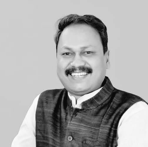 UpendraKushRLM's tweet photo. नई दिल्ली से बिहार लौटने के दौरान पूर्वांचल एक्सप्रेसवे पर हुई सड़क दुर्घटना में अखिल भारतीय कुशवाहा महासभा के प्रधान महासचिव सह भागलपुर जिला कांग्रेस अध्यक्ष श्री प्रवीण कुशवाहा जी के निधन की खबर अति दुःखद है। ईश्वर से दिवंगत आत्मा की शांति और शोकाकुल परिजनों को संबल की कामना करते हैं।