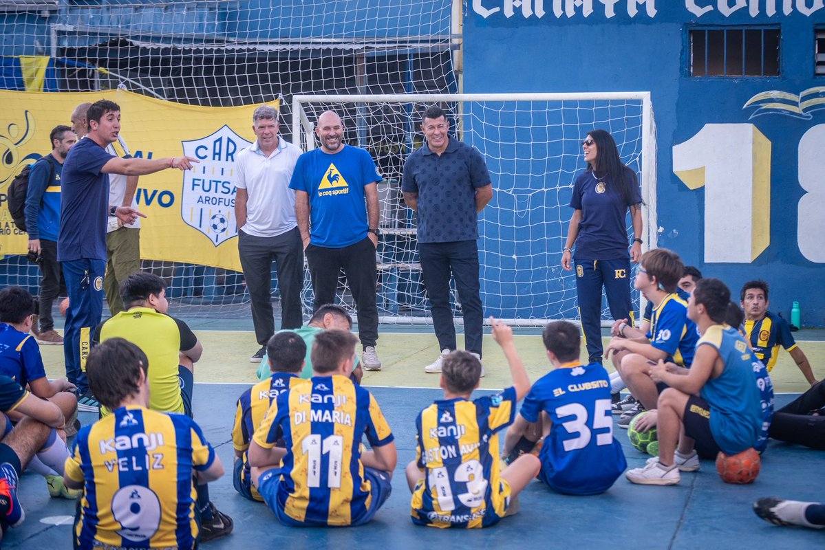 Práctica especial en el Clubsito 💛💙

Con Gonzalo Belloso, Jorge Almirón y Rifle Castellano presentes, este jueves por la tarde se vivió una jornada llena de fútbol y sonrisas junto a los chicos del fútbol inclusivo del club.