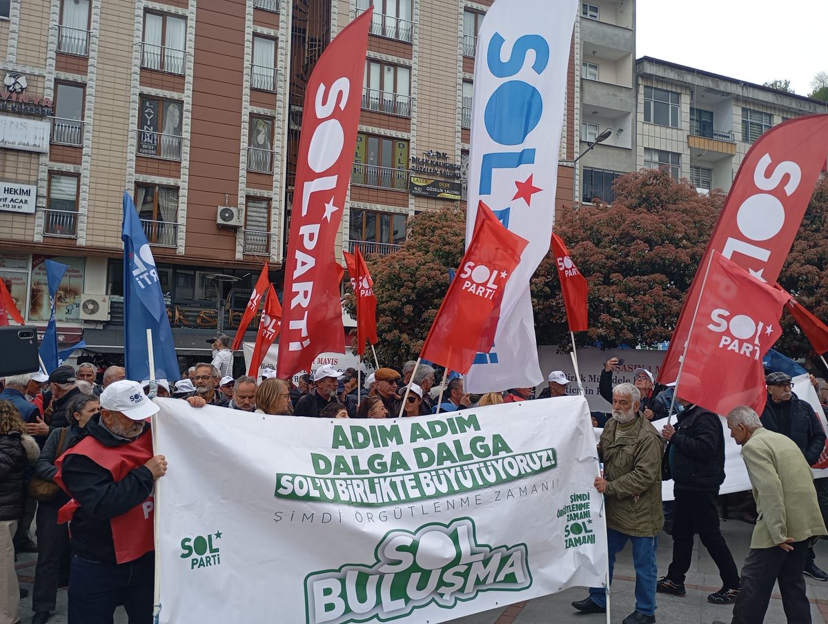 solpartibilgi's tweet photo. Fırtınalı denizin dalgaları gibi, emeğin ve direnişin sesiyle buradayız. ⭐️

#BirlikteMümkün 

Yaşasın #1Mayıs

📍Artvin
📍Hopa
📍Rize
📍Trabzon https://t.co/wUj9IzWRrY