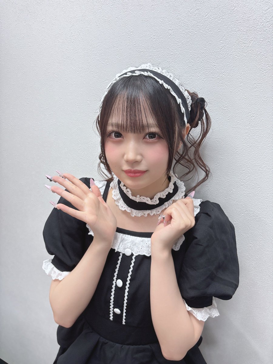 ネットサイン会ありがとうございました♡
はじめてのネットサイン会で不慣れだったけど大丈夫だったかな！？
とても楽しかったです🥰
お迎えしてくれたみんな、届くの楽しみに待っててね！！

メイドの日ということでメイドさん風でした🤍
5月もよろしくね( ᴗ̀ ̫ᴗ́ )