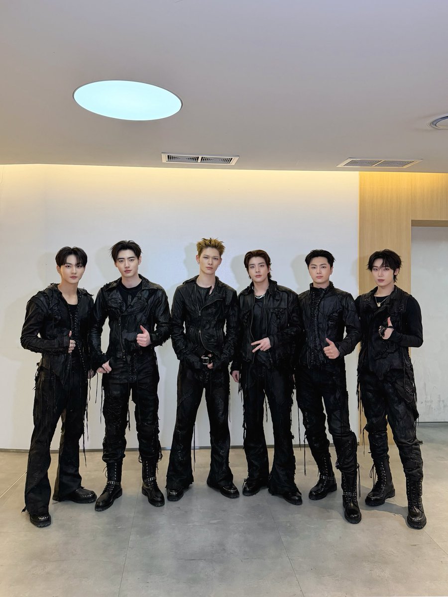 sunookhim's tweet image. we let it shout out loud again on stage with our dearest engene. thankyou for todaaaay and let's rock another stage tomorrow whoop whoop i'm sooooooo #ready!!! \ö/