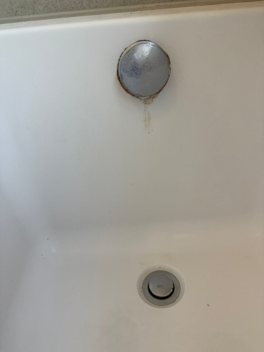 AcademyCleanLtd's tweet image. End of tenancy clean completed today on a 2-bed property ✅

Big transformation in the bathroom — brought back to life by the team 💪

Happy customer 🤝
Successful key handover 🔑
That’s what it’s all about.

#CleaningServices #EndOfTenancy #HappyCustomer