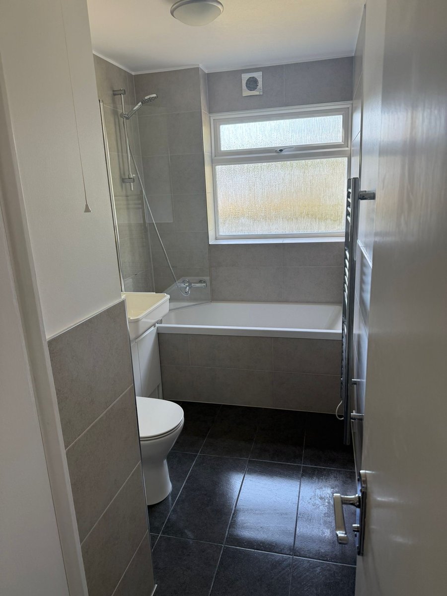 AcademyCleanLtd's tweet image. End of tenancy clean completed today on a 2-bed property ✅

Big transformation in the bathroom — brought back to life by the team 💪

Happy customer 🤝
Successful key handover 🔑
That’s what it’s all about.

#CleaningServices #EndOfTenancy #HappyCustomer