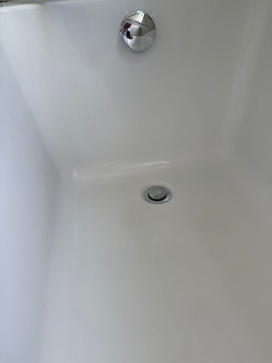 AcademyCleanLtd's tweet image. End of tenancy clean completed today on a 2-bed property ✅

Big transformation in the bathroom — brought back to life by the team 💪

Happy customer 🤝
Successful key handover 🔑
That’s what it’s all about.

#CleaningServices #EndOfTenancy #HappyCustomer