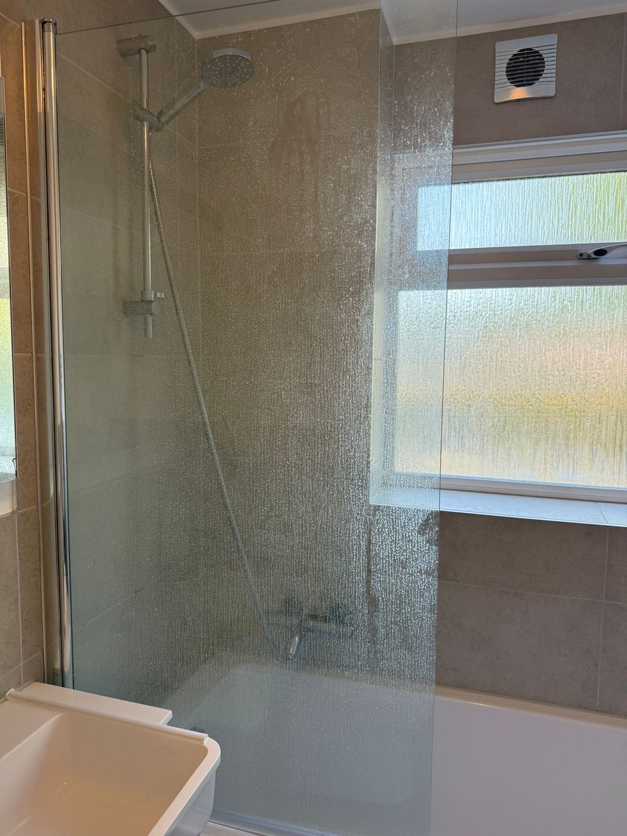 AcademyCleanLtd's tweet image. End of tenancy clean completed today on a 2-bed property ✅

Big transformation in the bathroom — brought back to life by the team 💪

Happy customer 🤝
Successful key handover 🔑
That’s what it’s all about.

#CleaningServices #EndOfTenancy #HappyCustomer