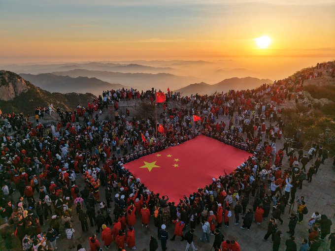 ChinaEUMission's tweet image. Taishan Mount in Tai'an, east #China's Shandong Province, welcomed a surge of visitors on Friday, the first day of the five-day May Day holiday. 

Gathering at the summit before dawn, crowds witnessed a breathtaking #sunrise over the mountains, followed by a solemn flag-raising