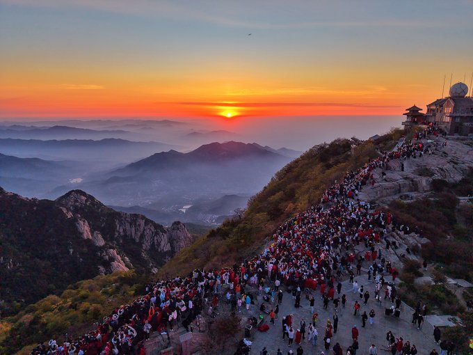 ChinaEUMission's tweet image. Taishan Mount in Tai'an, east #China's Shandong Province, welcomed a surge of visitors on Friday, the first day of the five-day May Day holiday. 

Gathering at the summit before dawn, crowds witnessed a breathtaking #sunrise over the mountains, followed by a solemn flag-raising