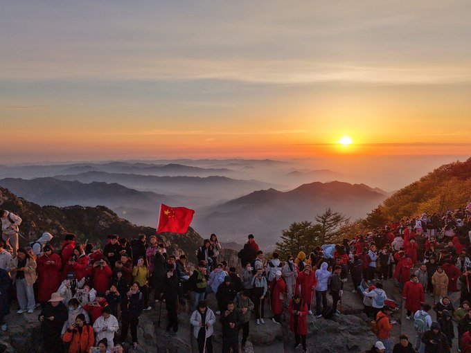 ChinaEUMission's tweet image. Taishan Mount in Tai'an, east #China's Shandong Province, welcomed a surge of visitors on Friday, the first day of the five-day May Day holiday. 

Gathering at the summit before dawn, crowds witnessed a breathtaking #sunrise over the mountains, followed by a solemn flag-raising