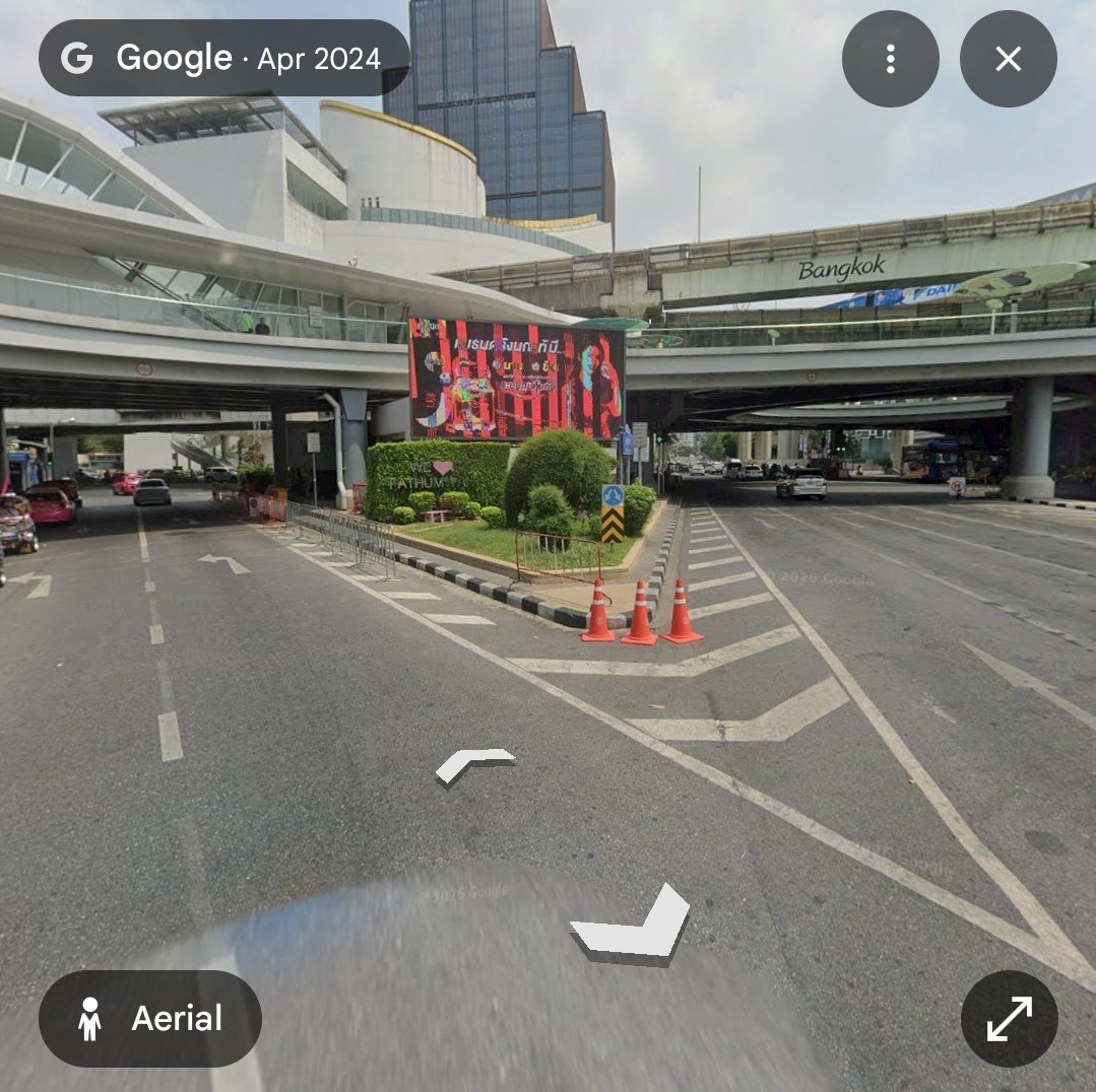 ก็ดูสวน 15 นาที ตรงแยกปทุมวันสิ ตอนนี้ยังไม่เคยเห็นใครนั่งสักครั้ง เพราะมันอยู่กลางแยก ไม่มีทางข้าม ตอนนี้ก็ยังงงว่าตั้งเก้าอี้ให้ผีที่ไหนนั่ง ปลูกดอกไม้ยังจะดีกว่า