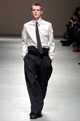 jakobguevara_'s tweet image. Raf Simons Fall Winter 2005! 📸🎭

#rafsimons #belgium #paris #runway #designer
