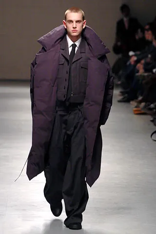 jakobguevara_'s tweet image. Raf Simons Fall Winter 2005! 📸🎭

#rafsimons #belgium #paris #runway #designer