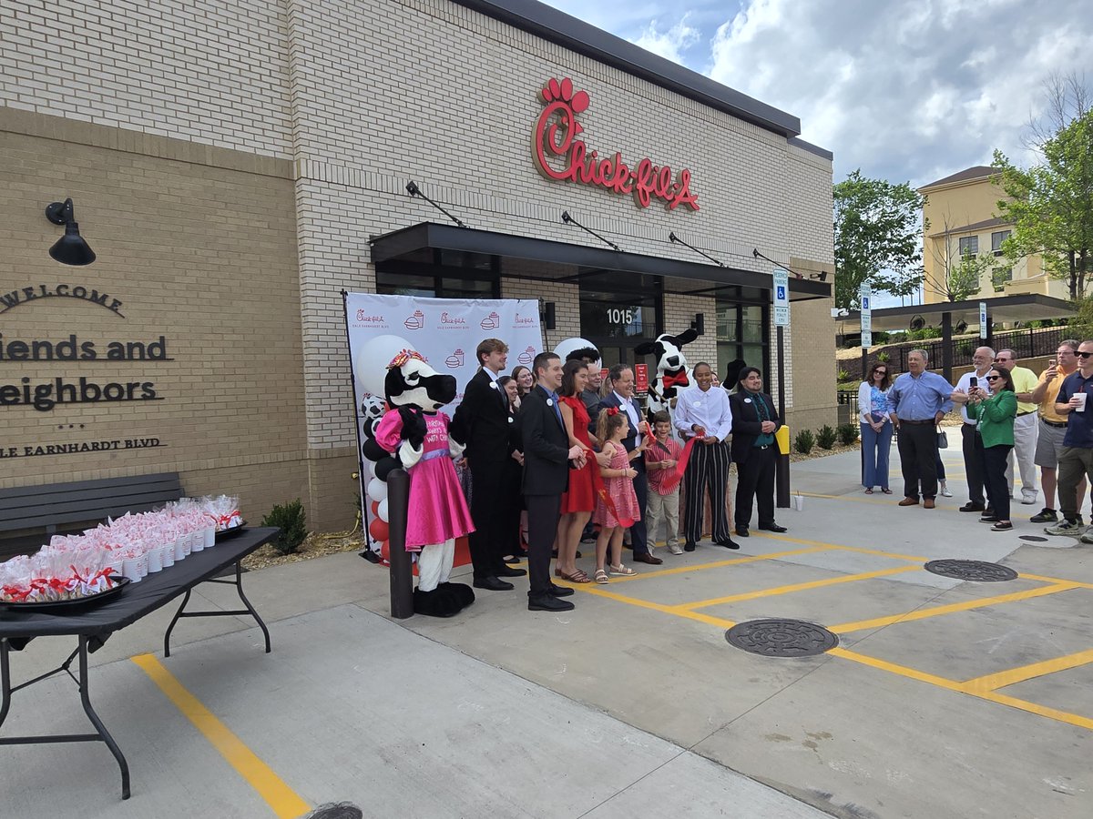 shmetrolina's tweet image. Thanks so much to our friends from Chick-fil-A Dale Earnhardt Blvd in Concord for inviting us to your ribbon cutting event!   We can't tell you how much we appreciate your continued support in feeding children in our area.  #EndHunger #shmetrolina #ChickfilA