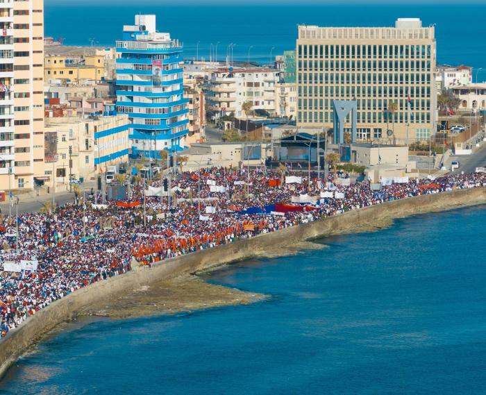 #Cuba De la savia eterna de #Fidel:   

👉“Solamente una gran causa y solamente un gran ideal es capaz de reunir al pueblo así”. 
                                      (Santa Clara, 21 de junio de 1959)   

#LaPatriaSeDefiende