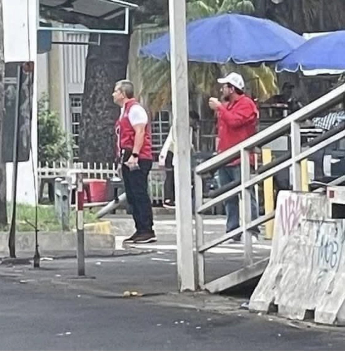 waraujo64's tweet photo. Es triste su “pobre soledad”… el @ChinoFloressv en su fracasada marcha…😂🙈 https://t.co/TDlnury33h