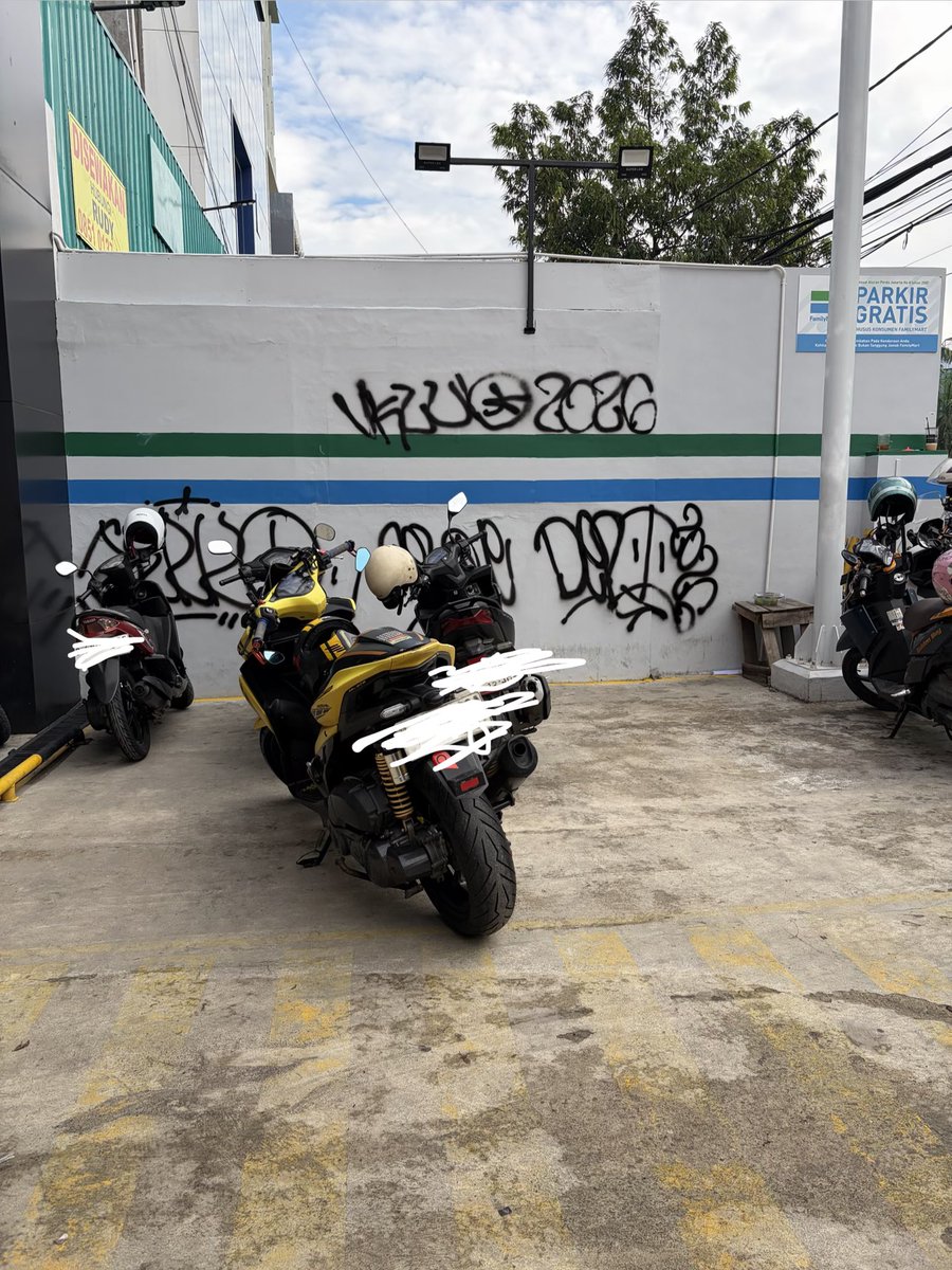 yovaldifebry's tweet image. @FamilyMart_ID dicoret-coret begini apa gara-gara ada tulisan “Parkir Gratis”? Kalo iya parah sih emang kelakuan manusia-manusia gak ada otak ini😤

📍#Jakarta